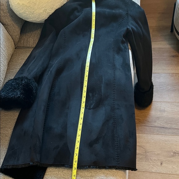 Chic Black Trench Coat with Faux Fur Trim - Picture 6 of 9